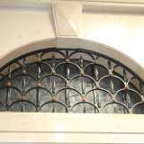 Gli sportelli sono invece �coronati� da finestre semicircolari. Fanno parte dei caratteri dell'architettura imperiale ripresi da Accolti Gil e sono dette �termali� perch� erano utilizzate nelle terme romane